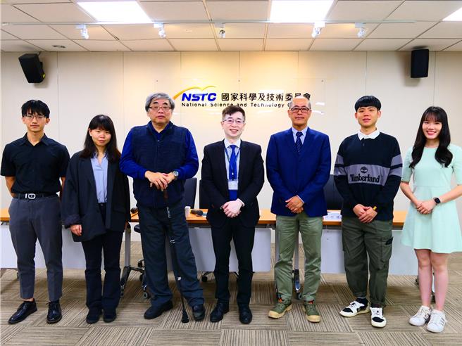 台湾大学化学系教授汪根欉（右3）、周必泰教授（左3）研究团队与国科会自然处处长罗梦凡（左4）于成果记者会合影。（国科会提供）