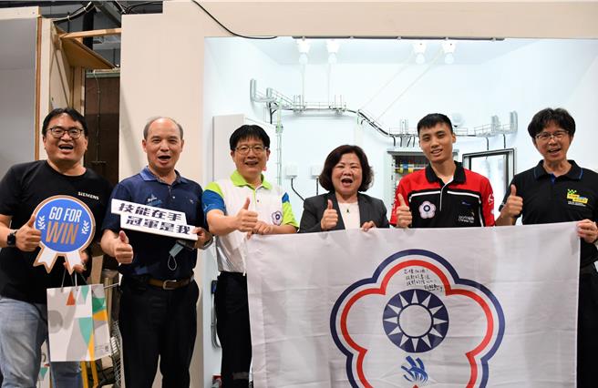 勞動部長許銘春(右三)致贈會旗，為國手們加油打氣。（勞動力發展署雲嘉南分署提供／寶智華台南傳真）