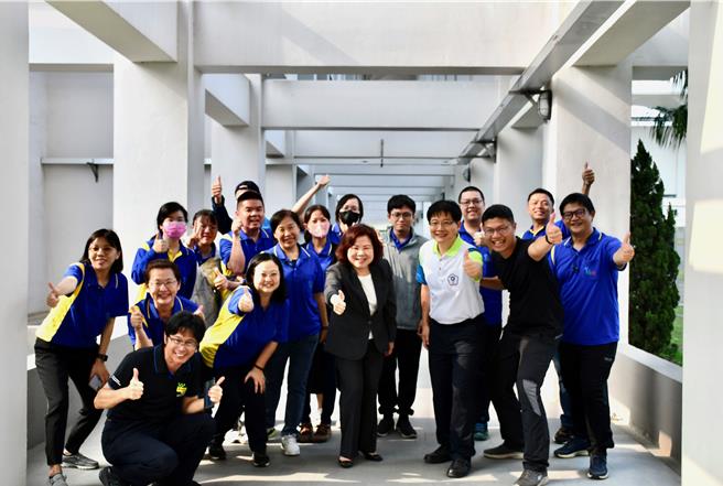 勞動部長許銘春（中）關心國手，也關心職訓中的民眾。（勞動力發展署雲嘉南分署提供／寶智華台南傳真）