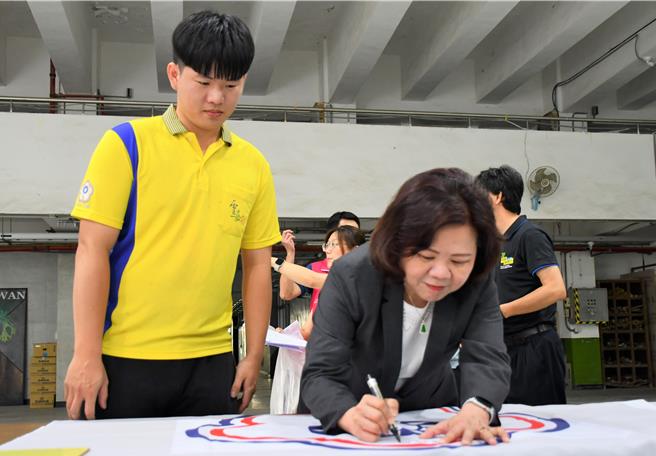 勞動部長許銘春寫下勉勵的話，祝福國手再創佳績。（勞動力發展署雲嘉南分署提供／寶智華台南傳真）