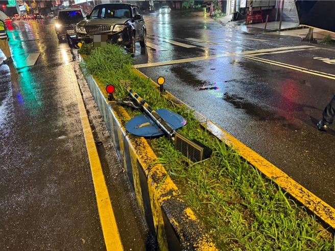 車輛暴衝撞安全島，男駕駛棄車逃逸警方追車主到案說明。(大溪警分局提供／呂筱蟬桃園傳真)