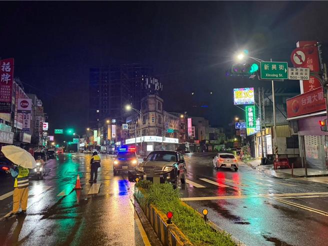 車輛暴衝撞安全島，男駕駛棄車逃逸警方追車主到案說明。(大溪警分局提供／呂筱蟬桃園傳真)