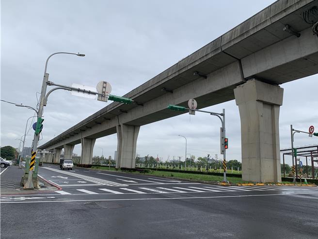 中坜区中丰北路一路通往青埔，上下班尖峰时段常有左转车辆影响车流顺畅，市议员彭俊豪建议，将全路段路口改为偏心式左转，交通局经会勘同意，共计8处路口目前进行规画设计，将逐步改善。（吕筱蝉摄）