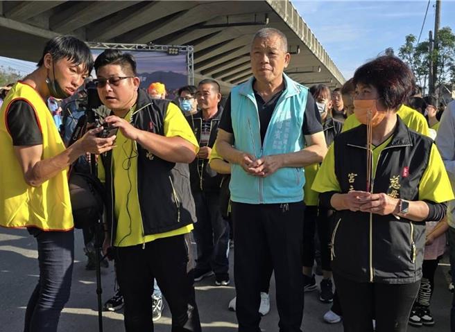 云林县麦寮乡长补选将于本月13日投开票，无党籍候选人许留宾（前右二）10日表示朱立伦、韩国瑜、柯文哲3人都选过总统，辅选声势看似惊人，但乡长选举看的是平日经营，他已走访麦寮家户3遍，有信心胜选。（许留宾提供／张朝欣云林传真）