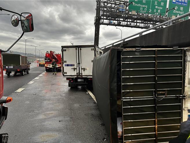 国一南下三重路段发生两货车碰撞事故，造成1车翻覆1人送医。（新北消防局提供／张铠乙新北传真）