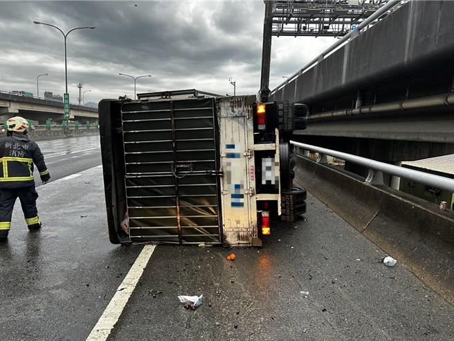 国一南下三重路段发生两货车碰撞事故，造成1车翻覆1人送医。（新北消防局提供／张铠乙新北传真）