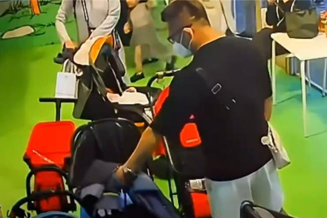 要价10万元名牌包放婴儿车，男子盖外套偷走过程不到1分钟。（取自社会事新闻影音／吕筱蝉桃园传真）