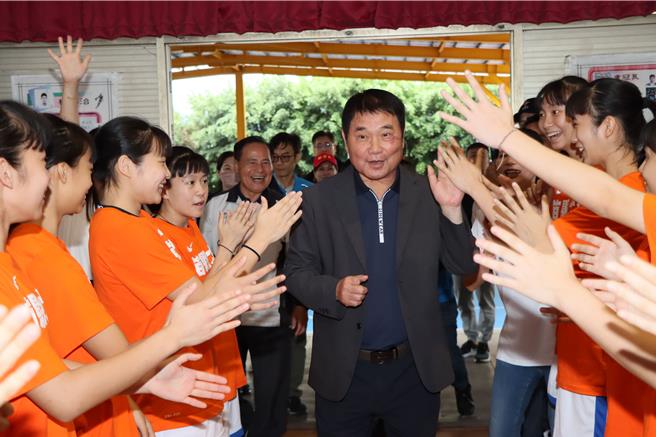 苗栗縣長鍾東錦與選手們互動。（苗栗縣政府提供／李京昇苗栗傳真）