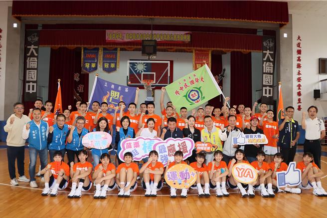 苗栗縣長鍾東錦與大家合影留念。（苗栗縣政府提供／李京昇苗栗傳真）