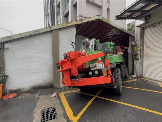 基隆市安乐区基金二路10日上午发生吊车撞进民宅的意外，并险些撞到在店里顾店的泰籍移工。（张志康摄）