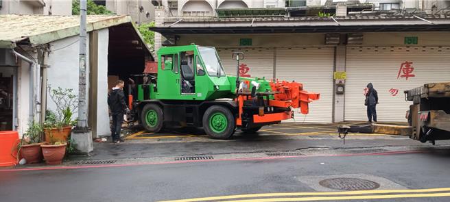 基隆市安乐区基金二路10日上午发生吊车撞进民宅的意外，并险些撞到在店里顾店的泰籍移工。（张志康摄）
