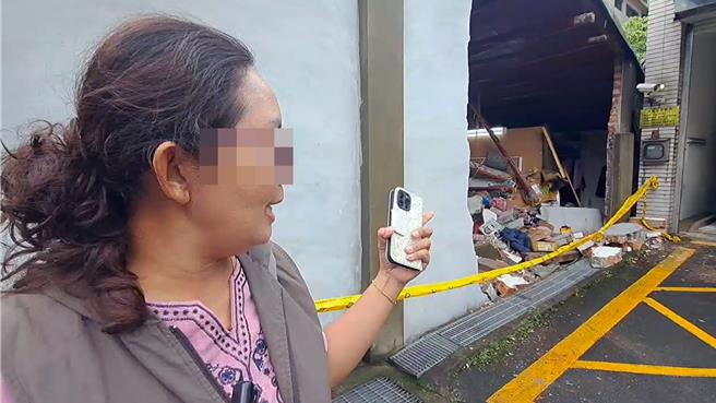 基隆市安乐区基金二路10日上午发生吊车撞进民宅的意外，并险些撞到在店里顾店的泰籍移工。（张志康摄）
