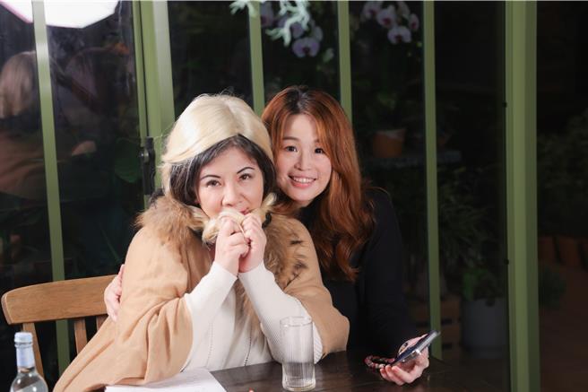 陈文茜与占星师林静宜。（Yahoo TV《茜问》提供）