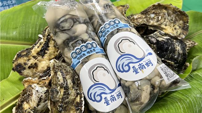 为了与进口牡蛎抗衡，市府去年推行台南蚵牡蛎标章，发展台南本土牡蛎品牌。（张毓翎摄）