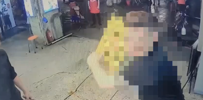 男子一怒之下竟持椅子作势暴打。（图 / 记者李文正翻摄）
