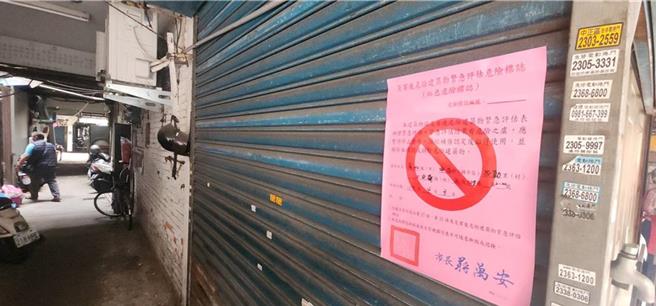 台北市万华区南机场整宅3日歷经强震后，出现楼梯断裂、墙壁破损、钢筋外露的情况，更有部分住宅出现家门无法开启的情况，建管处一度张贴「危楼」红单疏散当地居民。（黄敬文摄）