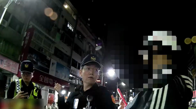 警員語氣平和向騎士告知違規事實。（圖 / 警方提供）