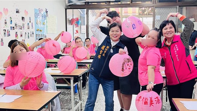 頭份市公羅雪珠10日上午，赴頭份市566慢飛天使工坊，與慢飛天使們一同彩繪花燈。（頭份市公所提供／謝明俊苗栗傳真）