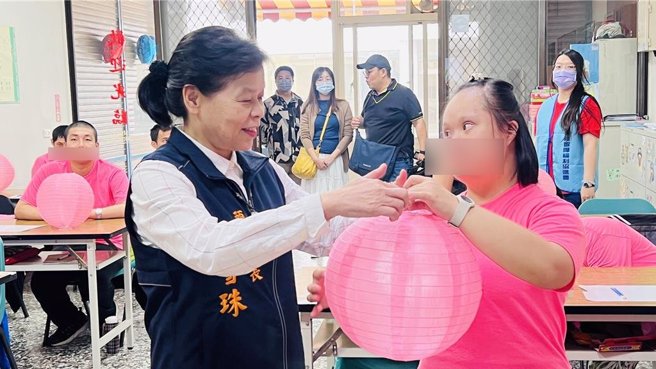 頭份市公羅雪珠10日上午，赴頭份市566慢飛天使工坊，與慢飛天使們一同彩繪花燈。（頭份市公所提供／謝明俊苗栗傳真）