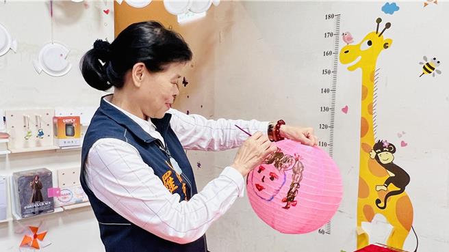 頭份市公羅雪珠10日上午，赴頭份市566慢飛天使工坊，與慢飛天使們一同彩繪花燈。（頭份市公所提供／謝明俊苗栗傳真）