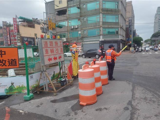 桃園市去年10大道路施工違規裁罰大戶，違規率最高達44％，造成交通堵塞及影響行人用路安全。（桃園市議員黃敬平提供）