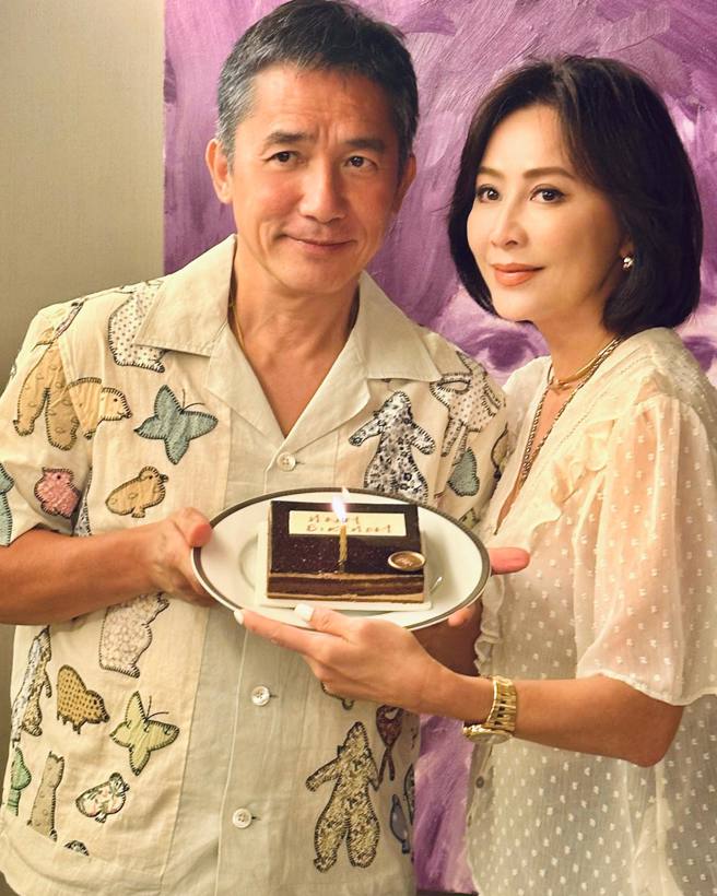 劉嘉玲說梁朝偉想做自然的自己，堅持不把白髮染深。（圖／FB@劉嘉玲）