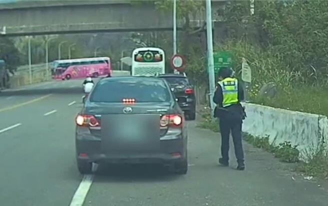 从台北驾车至台东游玩的张姓民眾一家人因误信导航而迷路，路上遇到热心的台东瑞源警方协助带路。（关山警分局提供／蔡旻妤台东传真）