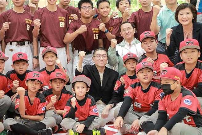 基隆成功國中、東光國小棒球隊榮獲「113年度軟式棒球邀請賽—基隆市選拔賽」冠軍，即將代表基隆至嘉義參加全國賽，市長謝國樑（二排左四）10日為兩校棒球隊加油打氣，期勉為基隆爭光。（基隆市教育處提供／徐佑昇基隆傳真）
