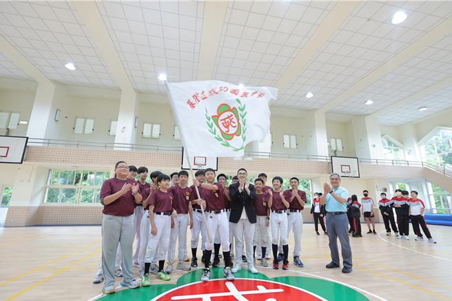 基隆成功國中、東光國小棒球隊榮獲「113年度軟式棒球邀請賽—基隆市選拔賽」冠軍，即將代表基隆至嘉義參加全國賽，市長謝國樑（右五）10日為兩校棒球隊加油打氣，期勉為基隆爭光。（基隆市教育處提供／徐佑昇基隆傳真）