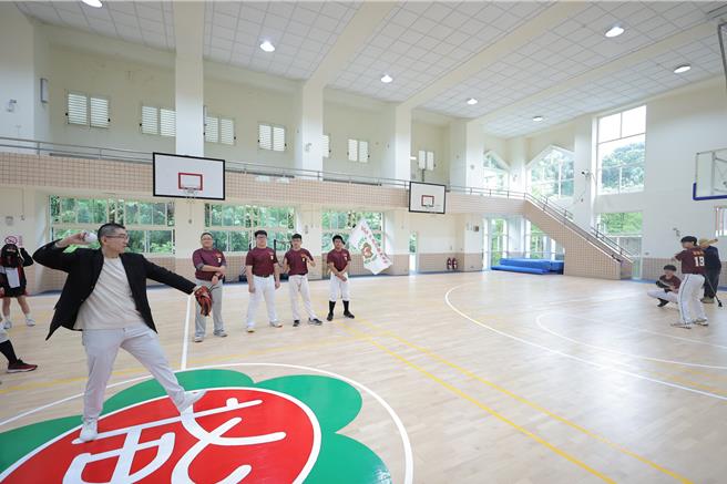 基隆成功國中、東光國小棒球隊榮獲「113年度軟式棒球邀請賽—基隆市選拔賽」冠軍，即將代表基隆至嘉義參加全國賽，市長謝國樑（左）10日為兩校棒球隊加油打氣，期勉為基隆爭光。（基隆市教育處提供／徐佑昇基隆傳真）