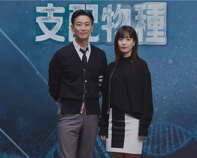 朱智勛（左）跟韩孝周首次携手主演的戏剧作品。（Disney＋提供）