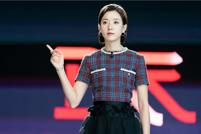 韩孝周饰演一家备具争议的培养肉生技公司的执行长。（Disney＋提供）