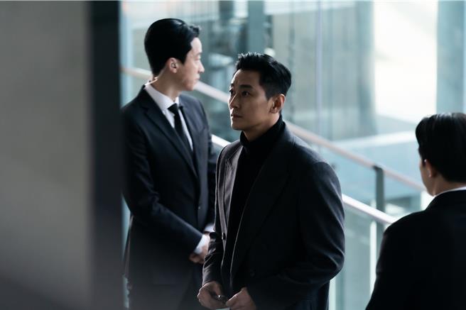 朱智勛则饰演前任军官兼保镖。（Disney＋提供）