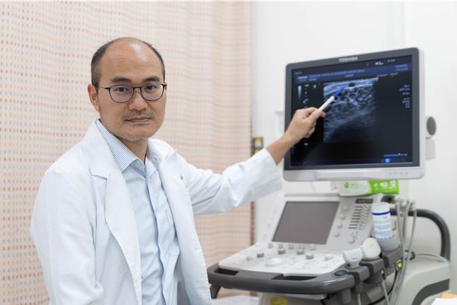 阳明交通大学附设医院心臟外科医师黄竣旸指出，静脉曲张是「不可逆」的慢性疾病，早期发现和适当治疗至关重要。（阳明交通大学附设医院提供／李忠一宜兰传真）