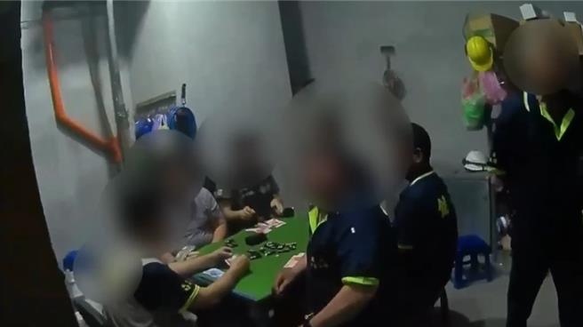 28岁詹姓工人等6名男子9日中午，于新北市中和警消社会住宅工地内聚赌玩天九牌。（民眾提供）