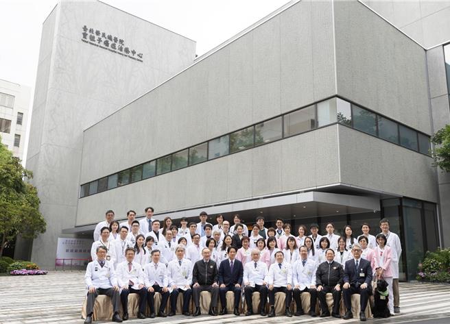  副总统赖清德参访「臺北荣民总医院重粒子癌症治疗中心」(总统府提供)