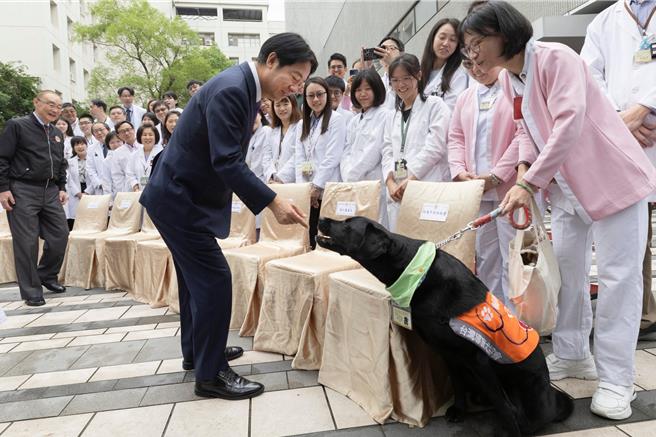  副总统赖清德参访「臺北荣民总医院重粒子癌症治疗中心」(总统府提供)