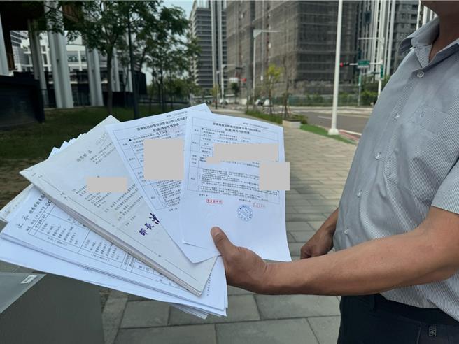 黃先生今天出面控訴四度報案未受警方重視。(曹婷婷攝)