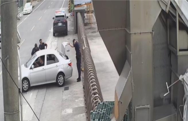 警方獲報有人進入工廠偷剪電線後，有派員到工廠看守，檢查進出車輛。(黃先生提供／曹婷婷台南傳真)