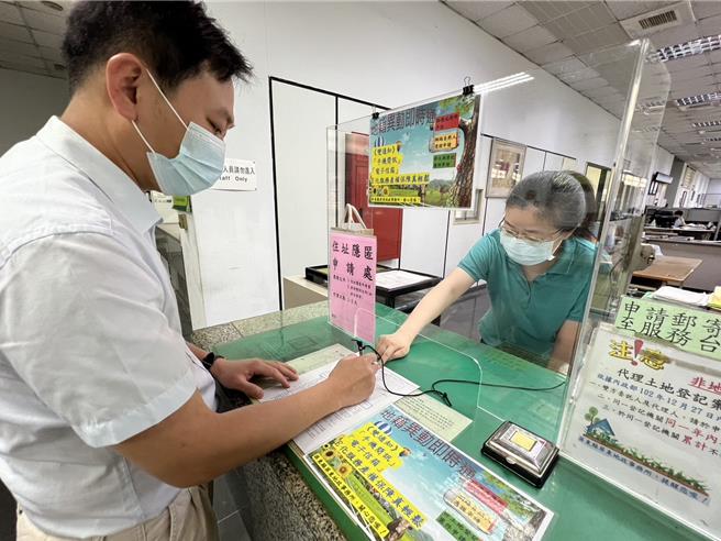 屏東縣政府地政處表示，「地籍異動即時通」升級2.0版，除所有權人外，指定對象也能在收件及異動完成階段即時收到通知，立即攔阻房地產被偷偷過戶或設定抵押。（屏縣府提供／謝佳潾屏東傳真）