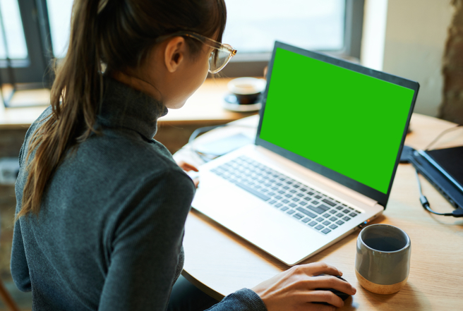 常聽到「多看綠色能護眼」，甚至還有人因此將電腦螢幕改成綠色，到底此說法是否為真？（示意圖：shutterstock／達志）