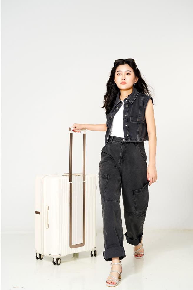 京站推薦顧客可嘗試「個性女王」穿搭風格，熱門服裝包括MANGO「塔莉亞背心」，原價1790元、特價1480元。（京站提供／朱世凱台北傳真）