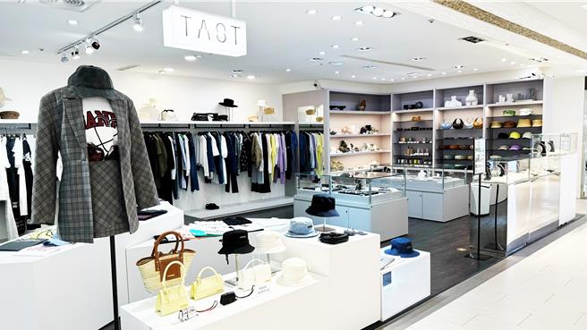 漢神百貨5F女裝樓層近期改裝開幕，推薦想挑選摩登都會服飾的民眾可至時尚品牌TAST選購。（漢神百貨提供／朱世凱台北傳真）