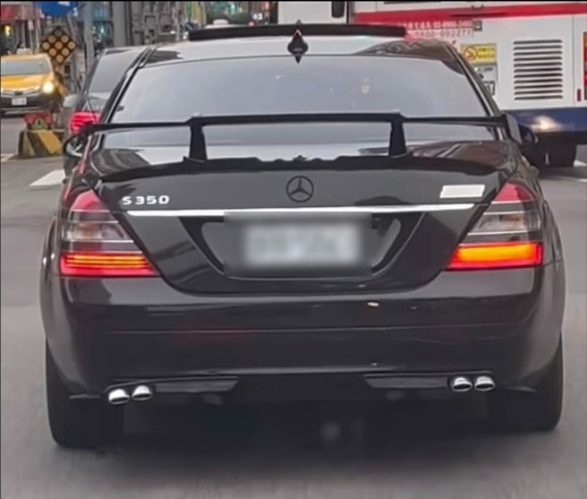 网路流传一段影片，一辆宾士车装了遮蔽车牌神器，网友讽刺警察都抓不到。（翻摄爆料公社）