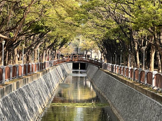 高雄楠梓右昌大排唯一明渠段位於楠梓仁昌里公園內，經整修後煥然一新。（水利局提供／林瑞益高雄傳真）