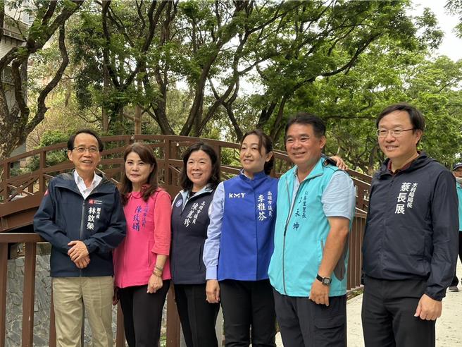 高雄市副市長林欽榮（左）於10日和在地議員陳玫娟（左二起）、陳麗珍、李雅芬，以及水利局長蔡長展（右）視察右昌大排。（水利局提供／林瑞益高雄傳真）