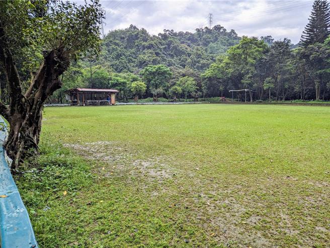 基隆市文化基金会打算在4月27日、28日两天，在暖暖区水源路旁的锤球场举办赏萤系列活动。但遭前立委及议员等人痛批，认为可能会对生态及萤火虫保育造成衝击。（张志康摄）