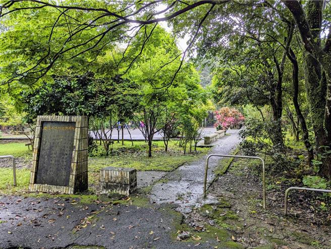 基隆市文化基金会打算在4月27日、28日两天，在暖暖区水源路旁的锤球场举办赏萤系列活动。但遭前立委及议员等人痛批，认为可能会对生态及萤火虫保育造成衝击。（张志康摄）