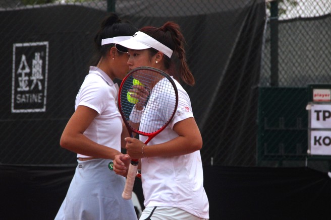 杨亚依（前）、谢淑薇在2024金恩杯女网赛亚大区一级对韩国一战搭配双打。（四维体育推广教育基金会提供）