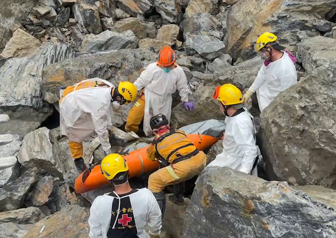 最新進度！砂卡礑0.5湧現大量蠅蛆 2具大體「緊抱一起」惹鼻酸。（花蓮縣消防局提供／羅亦晽花蓮傳真）